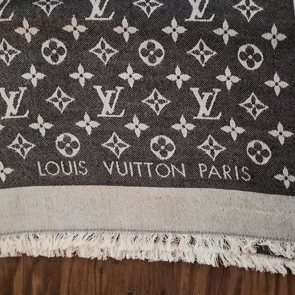 Louis Vuitton Monogram Wool+Silk Scarf/Shawl in Charcol, Silver & Light Grey - Picture 7 of 11
